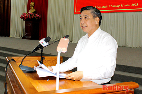 Đồng chí Đồng Văn Thanh, Phó Bí thư Tỉnh ủy, Chủ tịch UBND tỉnh, phát biểu tại buổi tiếp xúc, đối thoại.